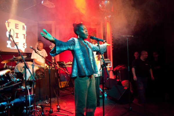 Rob Smith (left) and Afrologic’s Temi Oyedele at the Ten Cities concert in Berlin. Photo: Ben De Biel